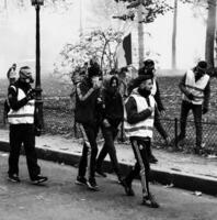 des manifestants lors d'une manifestation en gilets jaunes photo