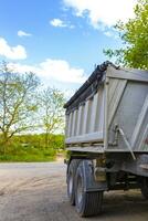 un camion bande annonce garé à le forêt bord dans Allemagne. photo