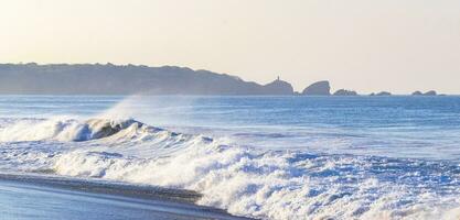 plage de vagues de surfeurs extrêmement énormes la punta zicatela mexique. photo