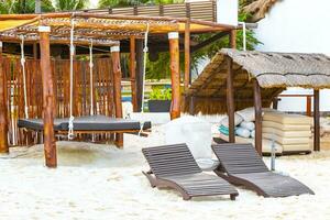 palapa chaume toits paumes des parasols Soleil chaises longues plage recours Mexique. photo