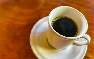 tasse de café noir americano au restaurant mexique. photo