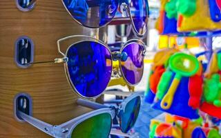 coloré cool des lunettes de soleil à touristique Ventes supporter dans Mexique. photo