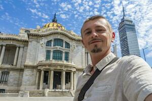 homme avec selfie à bien les arts architectural chef-d'oeuvre Mexique ville. photo
