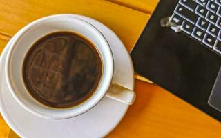 portable travail à table avec café tasse dans Mexique. photo