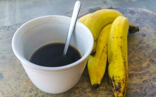tasse de americano noir café avec bananes dans Mexique. photo