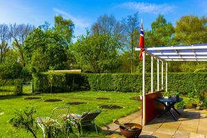 jardin vert avec maison de jardin rouge en allemagne de style norvégien. photo