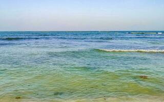 plage mexicaine tropicale eau turquoise claire playa del carmen mexique. photo