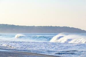 plage de vagues de surfeurs extrêmement énormes la punta zicatela mexique. photo