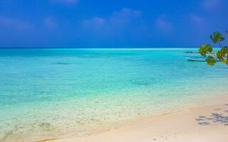 dégradé de couleurs sur les îles du banc de sable madivaru finolhu rasdhoo atoll maldives. photo