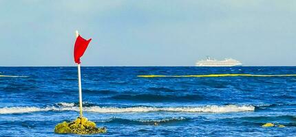 drapeau rouge baignade interdite hautes vagues playa del carmen mexique. photo