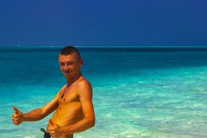 Masculin modèle touristique sur île madivaru finolhu rasdhoo atoll Maldives. photo