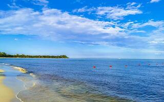 plage mexicaine tropicale eau turquoise claire playa del carmen mexique. photo