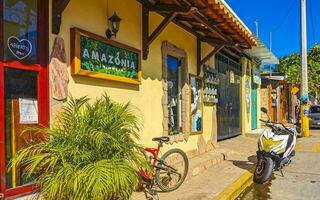 puerto escondido oaxaca Mexique 2023 typique magnifique coloré touristique rue trottoir ville puerto escondido Mexique. photo