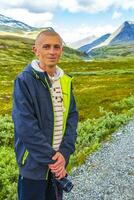 jeune randonneur avec appareil photo montagnes paysage parc national de rondane norvège.