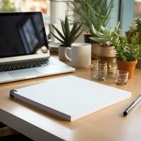 bureau avec bloc-notes et stylo suivant à clavier photo