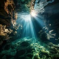 spectaculaire sous-marin la grotte avec poutres de lumière du soleil brillant photo