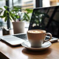 café et ordinateur portable sur le bureau photo