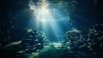 spectaculaire sous-marin la grotte avec poutres de lumière du soleil brillant photo