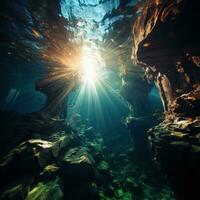 spectaculaire sous-marin la grotte avec poutres de lumière du soleil brillant photo