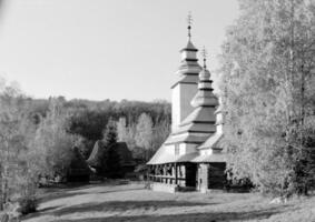 Croix de l'église chrétienne dans la haute tour du clocher pour la prière photo