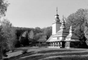 Croix de l'église chrétienne dans la haute tour du clocher pour la prière photo