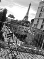 Photo sur le thème de la grande tour eiffel sur la surface de la terre dans le jardin paris france