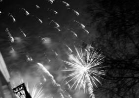 éclater des feux d'artifice colorés dans le ciel sombre de la nuit photo