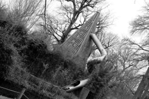 vieille attraction cassée un toboggan en fer raide vers le bas photo