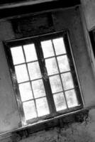 belle fenêtre à cadre en bois dans un immeuble ancien sans personnes photo