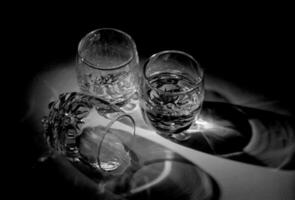 vide coup des lunettes pour alcoolique breuvages Vodka permanent sur en bois table photo