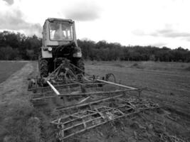 labouré champ par tracteur dans noir sol sur ouvert campagne la nature photo