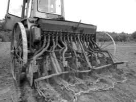 labouré champ par tracteur dans noir sol sur ouvert campagne la nature photo