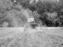 labouré champ par tracteur dans noir sol sur ouvert campagne la nature photo