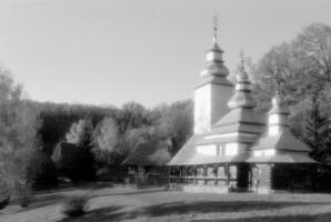 Croix de l'église chrétienne dans la haute tour du clocher pour la prière photo