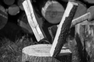 photographie sur le thème grande hache en acier avec manche en bois photo