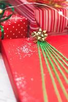 cadeaux de noël décorés en papier vert et rouge fond de noël