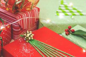 cadeaux de noël décorés en papier vert et rouge fond de noël