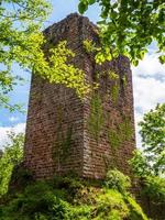 ruines du château médiéval de nidek dans les montagnes vosgiennes, alsace photo
