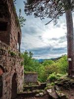 château médiéval landsberg dans vosges, alsace. ruines antiques dans les montagnes.