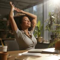 femme élongation à bureau avec lumière du soleil diffusion dans photo