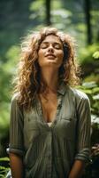 femme méditer avec yeux fermé dans la nature photo