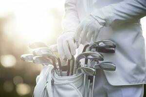 une homme dans une blanc chemise en portant le golf clubs à le coucher du soleil photo