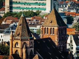 vue aérienne de la ville de strasbourg. journée ensoleillée. toits de tuiles rouges. photo