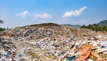 montagne polluée gros tas d'ordures et pollution photo