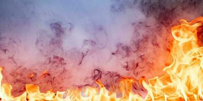 flammes de feu avec de la fumée sur fond noir photo