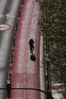 cycliste dans la rue dans la ville de bilbao en espagne photo