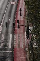 cycliste dans la rue dans la ville de bilbao en espagne photo