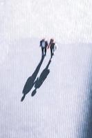 touriste se promenant dans la rue dans la ville de bilbao en espagne photo