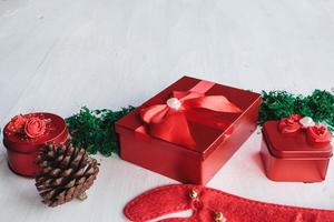 boîte-cadeau rouge sur fond en bois blanc pour le jour de Noël photo