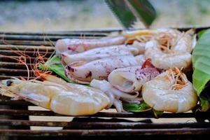 les fruits de mer frais sont traditionnellement rôtis par des feuilles de bananier enveloppées. photo